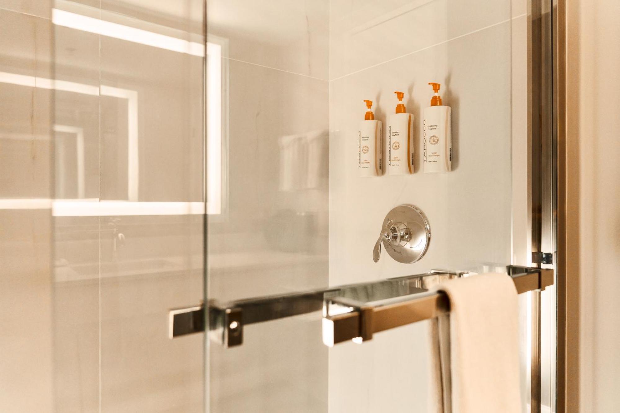 Superior King Room,1704934928:JPEG